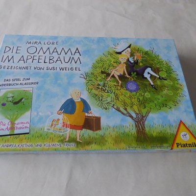 Die Omama im Apfelbaum