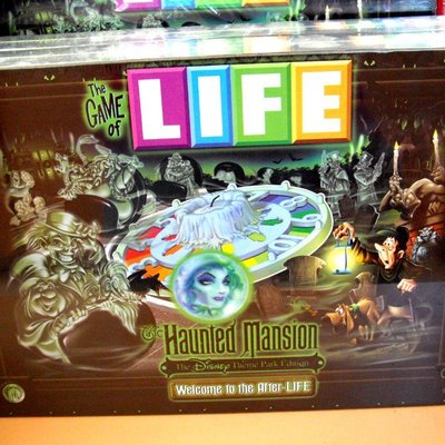 The Game of LIFE: The Haunted Mansion – The Disney Theme Park Edition